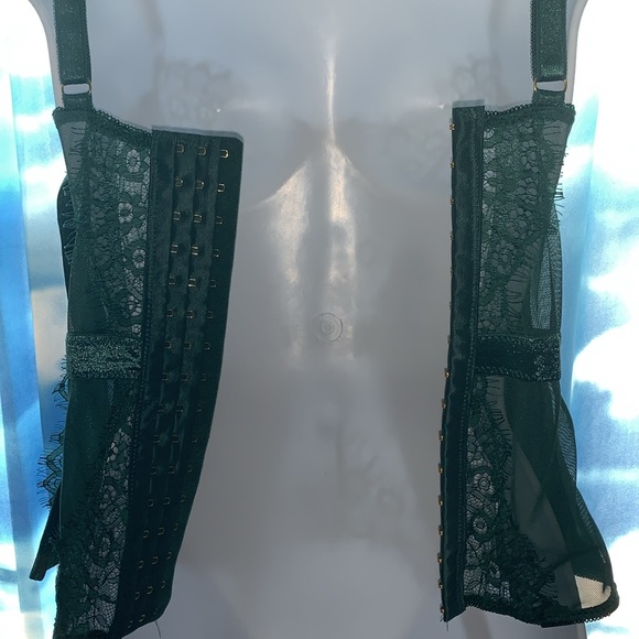 Size Small eyelash lace & shiny stretch satin bustier & thong set new with tags - Picture 9 of 16